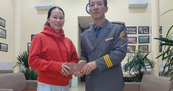 Phát hiện 39 tờ tiền có mệnh giá từ 500K-50K, dây chuyền vàng, lắc tay vàng, khuyên tai vàng bị bỏ quên trên chuyến tàu về ga Hà Nội