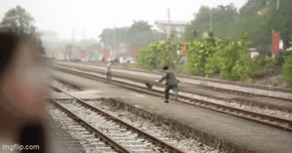 Lái tàu phanh khẩn cấp từ 300m, cứu mạng người đàn ông trong tích tắc