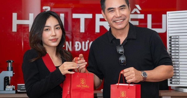 Diễn viên Trung Dũng đeo đồng hồ KOI Bát Mã gây sốt năm Bính Ngọ 2026