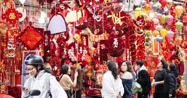 Phố Hàng Mã đỏ rực những ngày giáp Tết: Không còn cảnh chen nhau chụp ảnh, dân tình lặng lẽ sắm sửa đón xuân