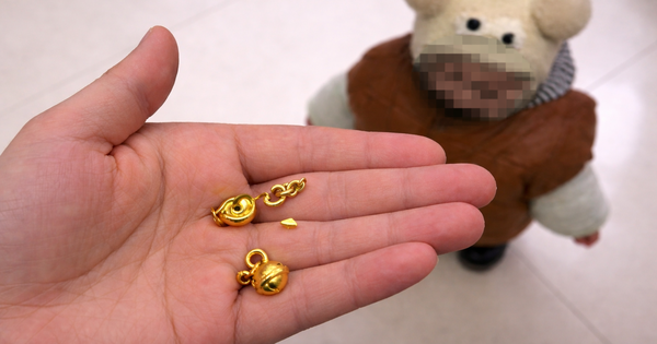 Nửa đêm nghe tiếng động lạ, mẹ hốt hoảng phát hiện con trai 1 tuổi đang nhai vàng