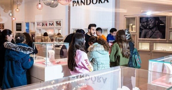 Hãng trang sức xây nhà máy tại Việt Nam phải chuyển sang dùng bạch kim vì giá bạc tăng phi mã