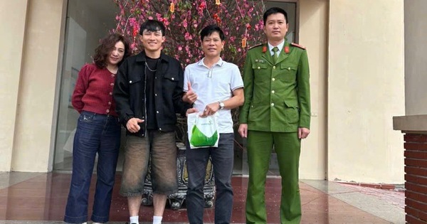 Vừa từ nước ngoài về, phát hiện tài khoản ngân hàng có 2 khoản tiền lạ lên tới 175 triệu đồng, người đàn ông vội đến công an trình báo