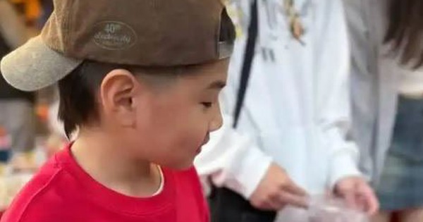 Cảnh tượng tình cờ bắt gặp tại 1 quầy bánh kẹo Tết khiến tôi ngán ngẩm: Vẫn có nhiều cha mẹ tưởng khôn lỏi là thông minh!