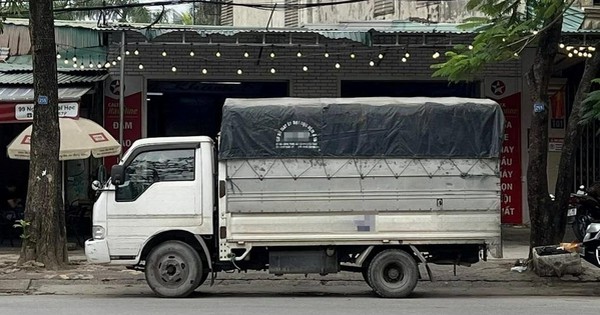 Phát hiện xe tải màu xám lạ, công an Việt Nam lập tức theo dõi giám sát