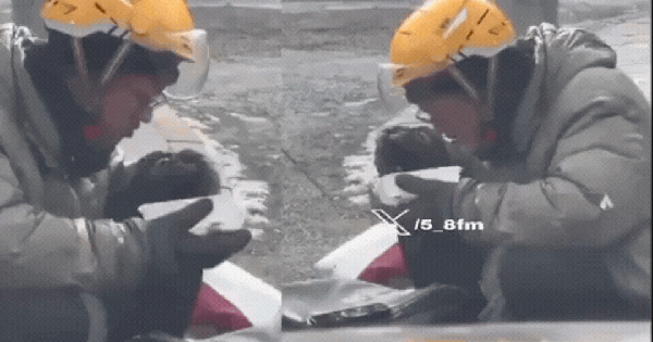 Shipper run cầm cập ngồi ăn ngoài đường vẫn không dám rời điện thoại vì sợ nhỡ đơn: Hình ảnh nhói lòng ngày cuối năm