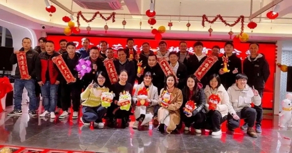 Ông chủ than nghèo, hủy thưởng Tết, 5 nhân viên bức xúc nghỉ việc: Ngày làm việc cuối cùng những người ở lại nhận 1 tin nhắn mà ngỡ ngàng