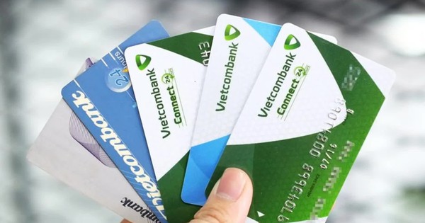 Vì sao thẻ ngân hàng đã khóa nhưng tài khoản vẫn bị trừ tiền?