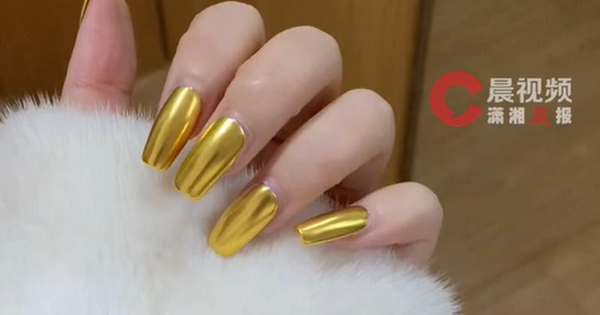 Mẫu nail chơi Tết gây chấn động: Cô gái làm bộ móng bằng vàng giá 100 triệu khiến dân mạng đòi đến quét vụn móng tay