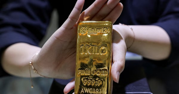 Ngày 29 Tết (16/2): Giá vàng thế giới có "diễn biến lạ"; vàng miếng SJC, vàng nhẫn tiếp tục neo cao