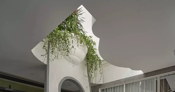 Thiết kế giếng trời ấn tượng như một dải lụa mềm