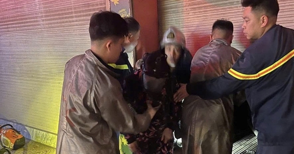 Giải cứu 3 người mắc kẹt trong vụ cháy ở Hà Nội rạng sáng 29 Tết