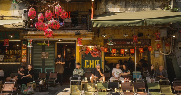 Hà Nội chiều 29 Tết nhẹ tênh, dân tình tranh thủ đi cà phê trong khung cảnh hiếm thấy