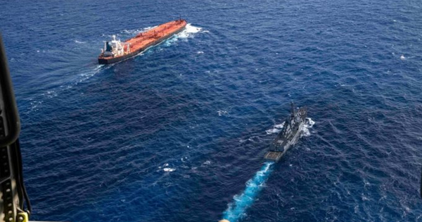 Theo dõi liên tục, Mỹ chặt bắt trong đêm tàu chở dầu mang cờ Panama nhưng chở 1,9 triệu thùng dầu từ Venezuela