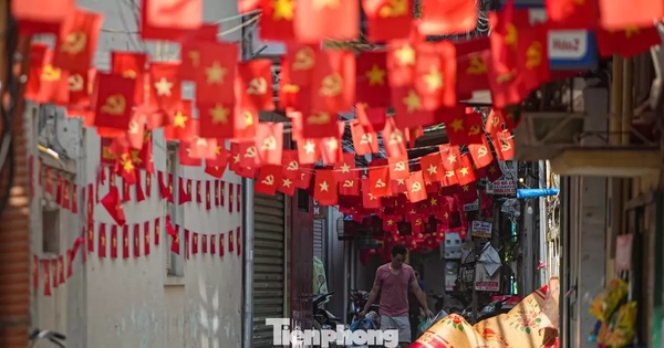 Phố phường Hà Nội rực rỡ cờ đỏ ngày 29 Tết