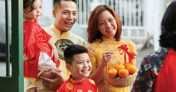 Khi họ hàng trêu trẻ “không chào thì không có lì xì”, cách cha mẹ đáp lại ảnh hưởng rất lớn đến đời con