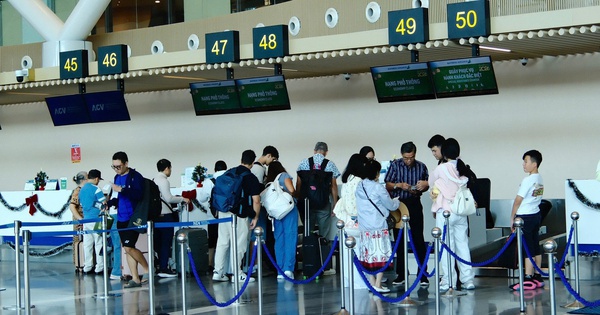 Mùng 1 Tết, giá vé máy bay từ TPHCM đi Hà Nội thấp bất ngờ