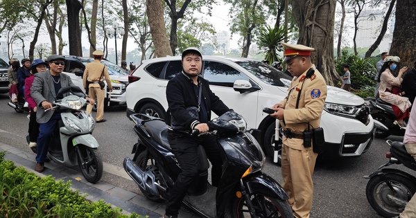 Chùm ảnh: CSGT tại Hà Nội ra quân đo nồng độ cồn từ 10h sáng Mùng 1 Tết