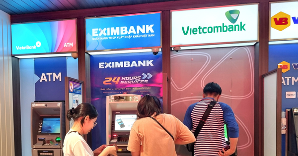 Người dân ngày càng ít giao dịch máy ATM, các nhà băng giảm bớt số lượng