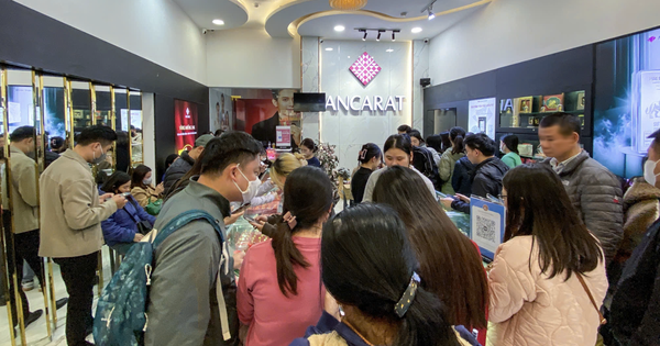 Bạc ở Việt Nam không khan hiếm, vì sao người dân phải xếp hàng mua bằng giấy hẹn?