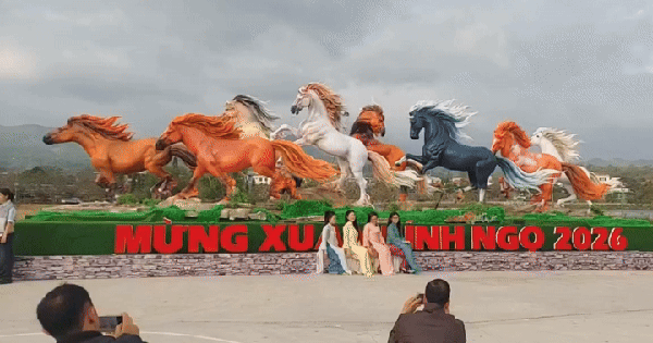 Cận cảnh 8 linh vật ngựa "bắt mắt" được trưng bày ở Lao Bảo