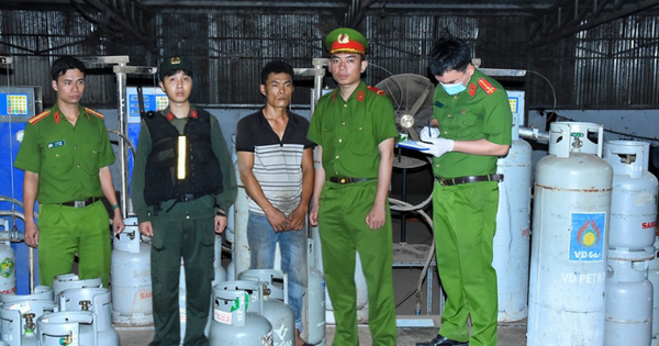 Đồng loạt khám xét 10 địa điểm trong chuyên án lớn, bắt 16 đối tượng, thu hàng trăm tấn tang vật