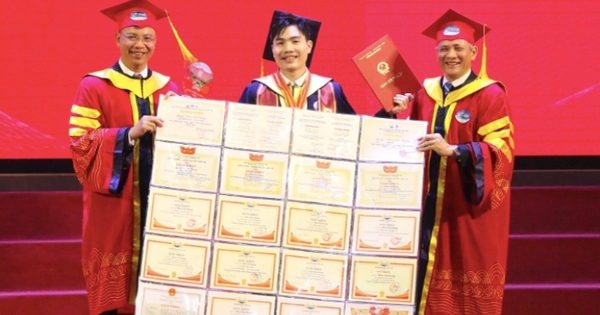 Nam sinh thủ khoa mang 'bộ sưu tập' 22 giấy khen lên nhận bằng tốt nghiệp