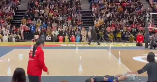 Đang viral màn xin lỗi độc lạ của VĐV Nhật Bản sau sự cố ném bóng trúng cô bé ngoài đường biên