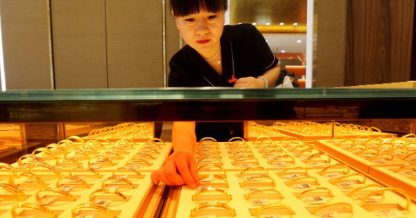 Khách vừa đặt mua đơn vàng hơn 194 triệu đồng thì giá tăng mạnh, cửa hàng trì hoãn không chịu giao còn tuyên bố: “Vui lòng chọn hoàn tiền”