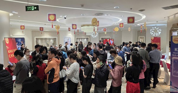 Sáng nay, nhà đầu tư đội mưa gió, xếp hàng từ sớm mua một sản phẩm bạc lần đầu xuất hiện