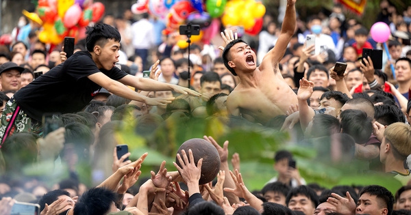 Hàng trăm thanh niên trai tráng lao vào tranh phết Hiền Quan cầu may, khung cảnh đông nghẹt khiến ai nhìn cũng “nín thở”