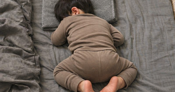 Trẻ ngủ gối và trẻ ngủ không kê gối sẽ có 3 điểm khác biệt khi lớn lên, bố mẹ cần lưu ý