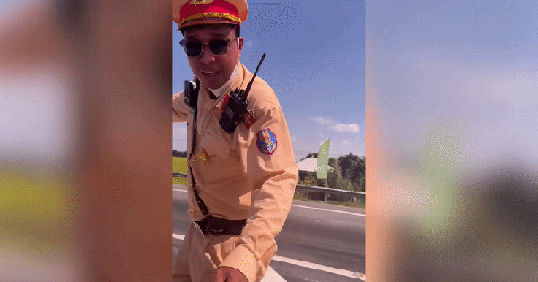 Anh cảnh sát giao thông hướng dẫn người đi đường cực dễ thương thu hút hàng triệu view