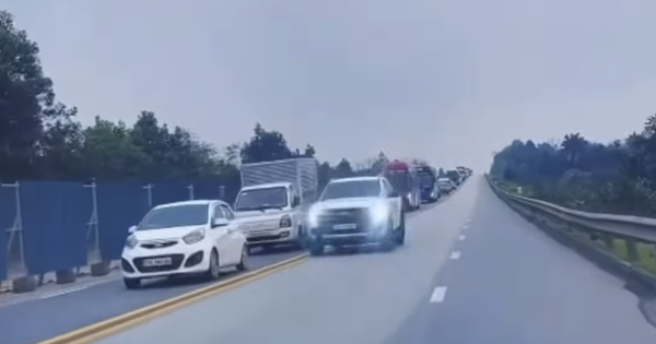 Tài xế xe bán tải lấn làn ngược chiều trên cao tốc bị phạt 5 triệu đồng
