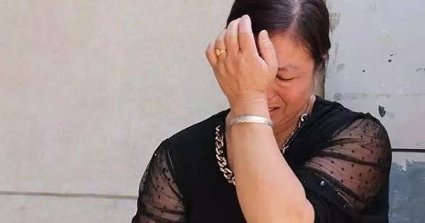 Mang 127 triệu tiền tiết kiệm mua vàng mừng đầy tháng cháu, bà lên thành phố thấy chiếc ô tô đậu ngoài sân, vàng không còn