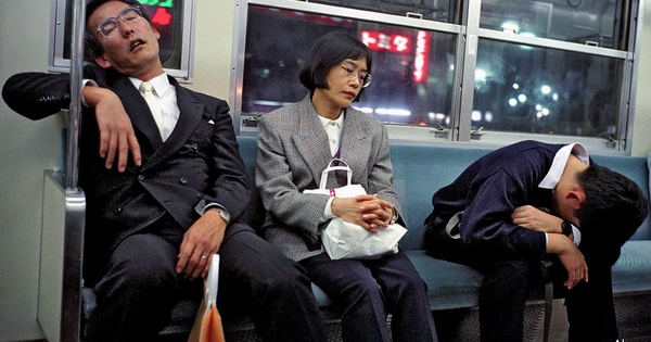 Vì sao người Nhật Bản ngủ gật khắp nơi?