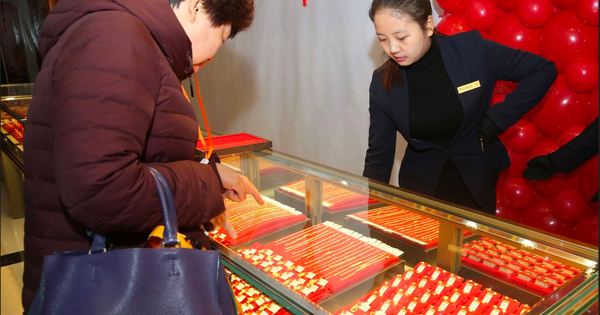 Thấy cụ ông bế cháu nhỏ, cầm gần 1 tỷ đồng mua vàng không hỏi giá, nhân viên trì hoãn giao dịch: Cảnh sát lập tức có mặt điều tra