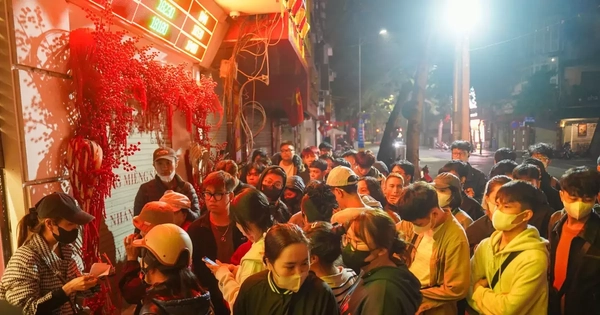 Xếp hàng từ tối hôm trước, xuyên đêm chờ lấy số mua vàng Vía Thần tài