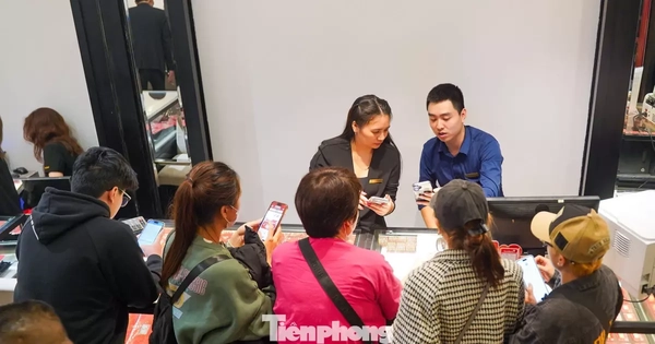 'Vàng mắt' xếp hàng mua bạc