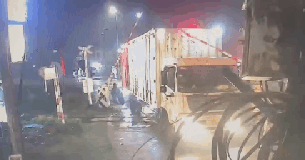 Camera ghi lại khoảnh khắc kinh hoàng trong vụ tai nạn tàu hỏa tối mùng 9 Tết ở Hà Nội