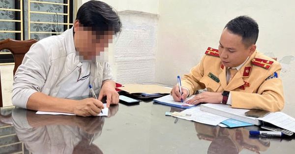 Phạt tài xế cho trẻ ngồi trước vô lăng khi lái xe ở Hà Nội