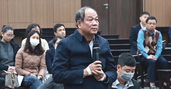 Ông Mai Tiến Dũng giới thiệu doanh nghiệp cho cựu Bộ trưởng Nguyễn Thị Kim Tiến