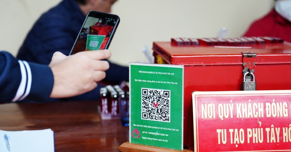 Cúng tiến nơi đền chùa: Khi nếp cũ 