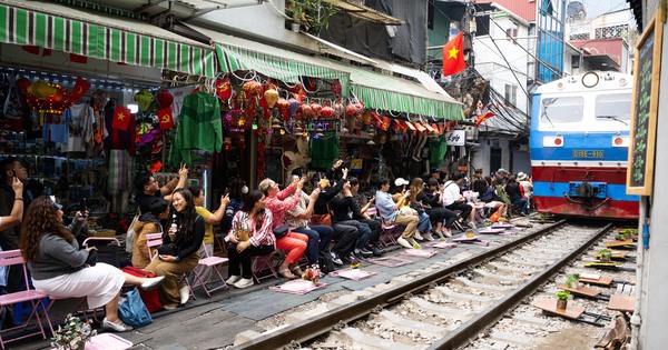 Cà phê đường tàu Khâm Thiên: Kiểm tra buổi sáng, buổi chiều khách đã ngồi kín, háo hức chờ nhặt nắp chai cán bẹp