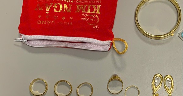 Phát hiện có người bỏ quên túi xách chứa nhiều trang sức vàng trị giá 100 triệu đồng tại sân bay