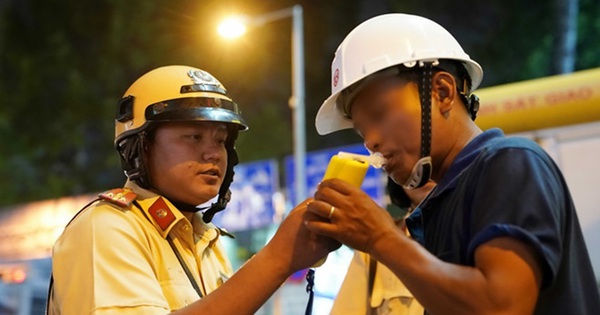 Sau khi uống rượu bia, đi bộ về nhà vẫn có thể bị phạt tiền?