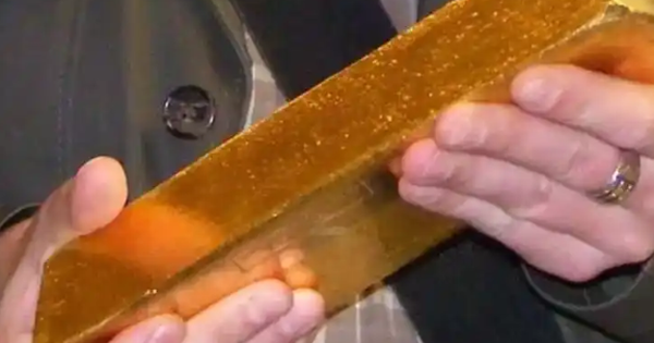 Đào được 35kg vàng, người đàn ông mang 1 thỏi đi bán, nhân viên ngân hàng xem xong lập tức báo công an