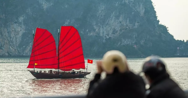 Xuất hiện thuyền ba vách độc đáo trên vịnh Hạ Long