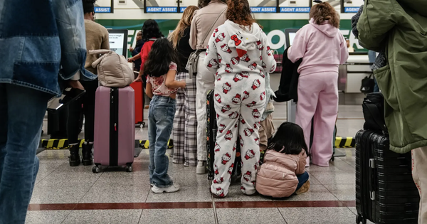 Một sân bay muốn cấm hành khách mặc đồ ngủ và dép crocs?