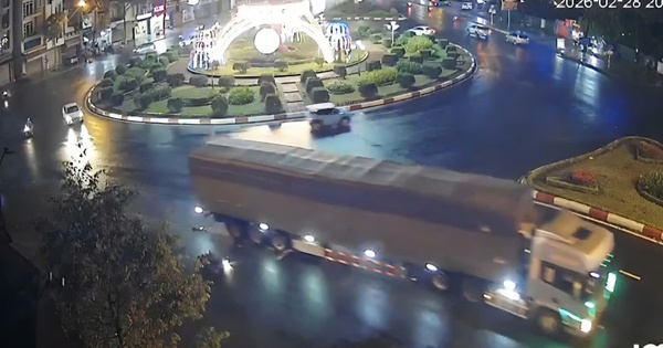 CLIP: Xe container cuốn xe máy, hai phụ nữ thương vong